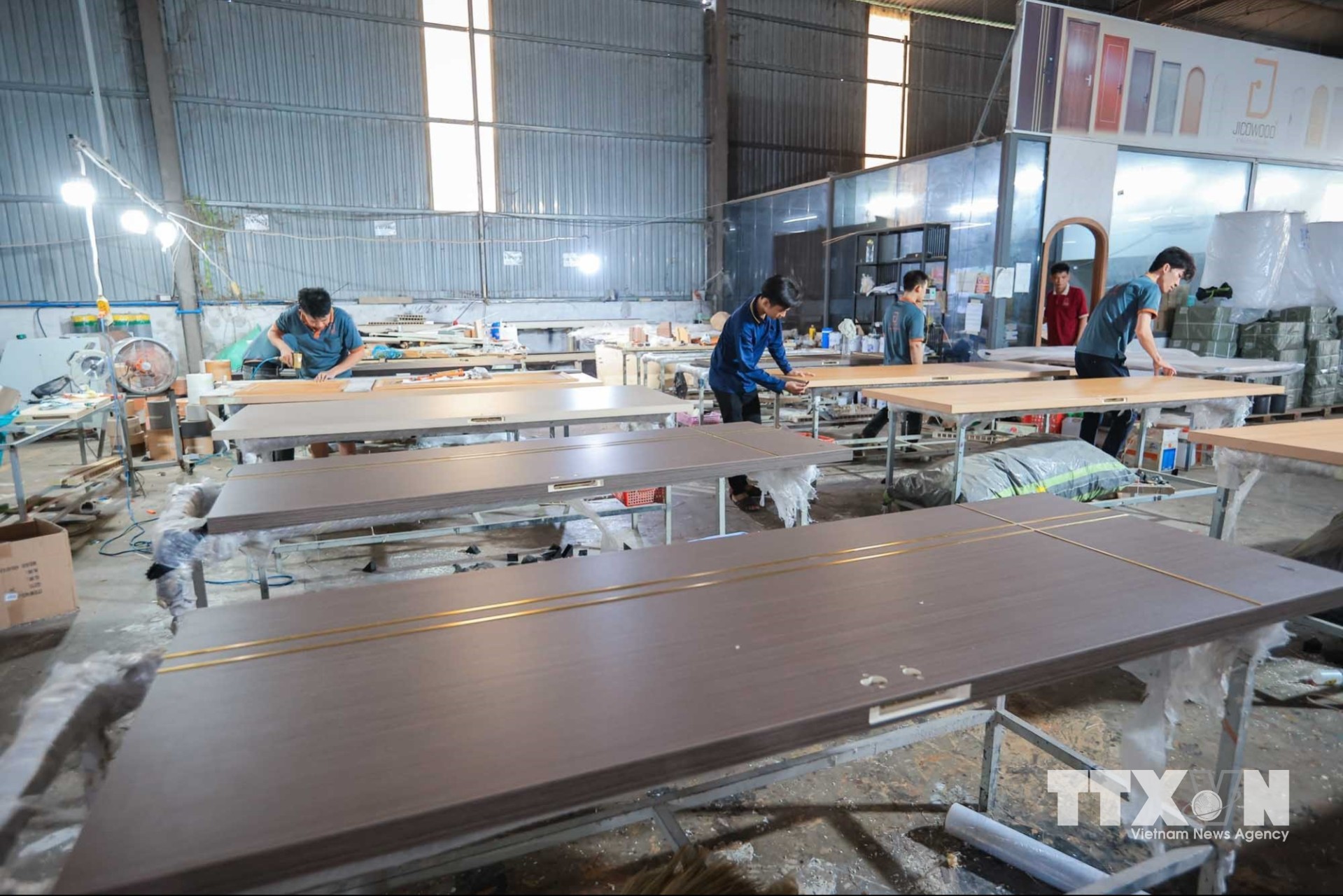 Phát huy nền tảng công nghệ hiện có, JICOWOOD không ngừng cải tiến, hoàn thiện và phát triển dòng sản phẩm cửa gỗ nhựa composite, đưa ra thị trường những sản phẩm có tính thẩm mỹ cao, chống mối mọt, chống nước, không cong vênh và thân thiện với môi trường. (Ảnh: Hoàng Hiếu/TTXVN)